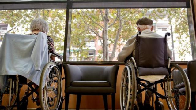 Dos ancianos en una residencia.