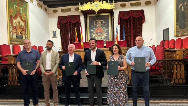 El alcalde de Elche con los representantes de sindicatos y la patronal en el salón de plenos.