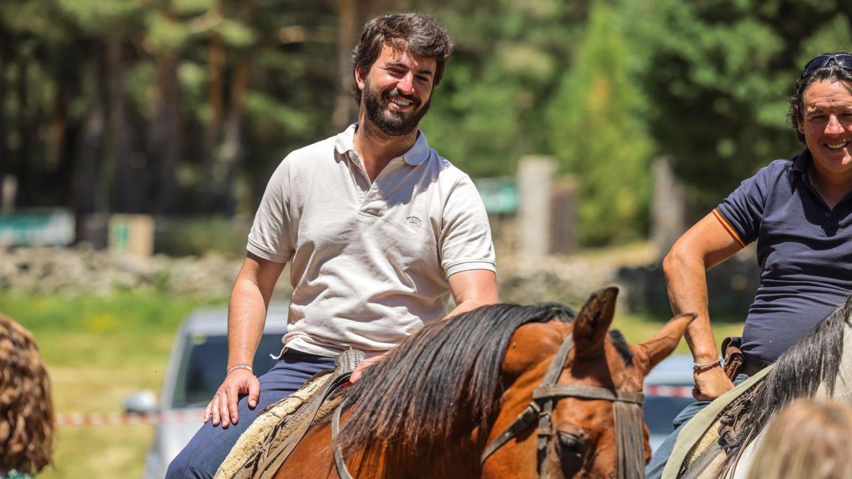 Juan García Gallardo a caballo en la Sierra de Gredos
