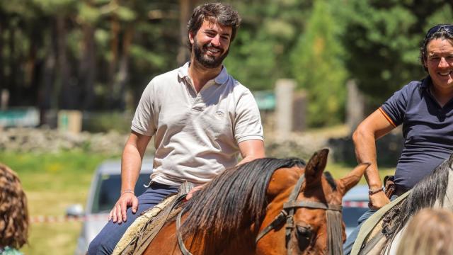 Juan García-Gallardo a caballo en la Sierra de Gredos