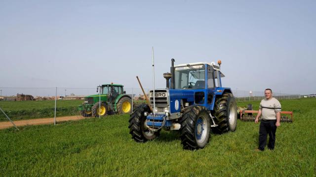 Un agricultor de alfalfa trabajando en el municipio de Villanueva del Campo.