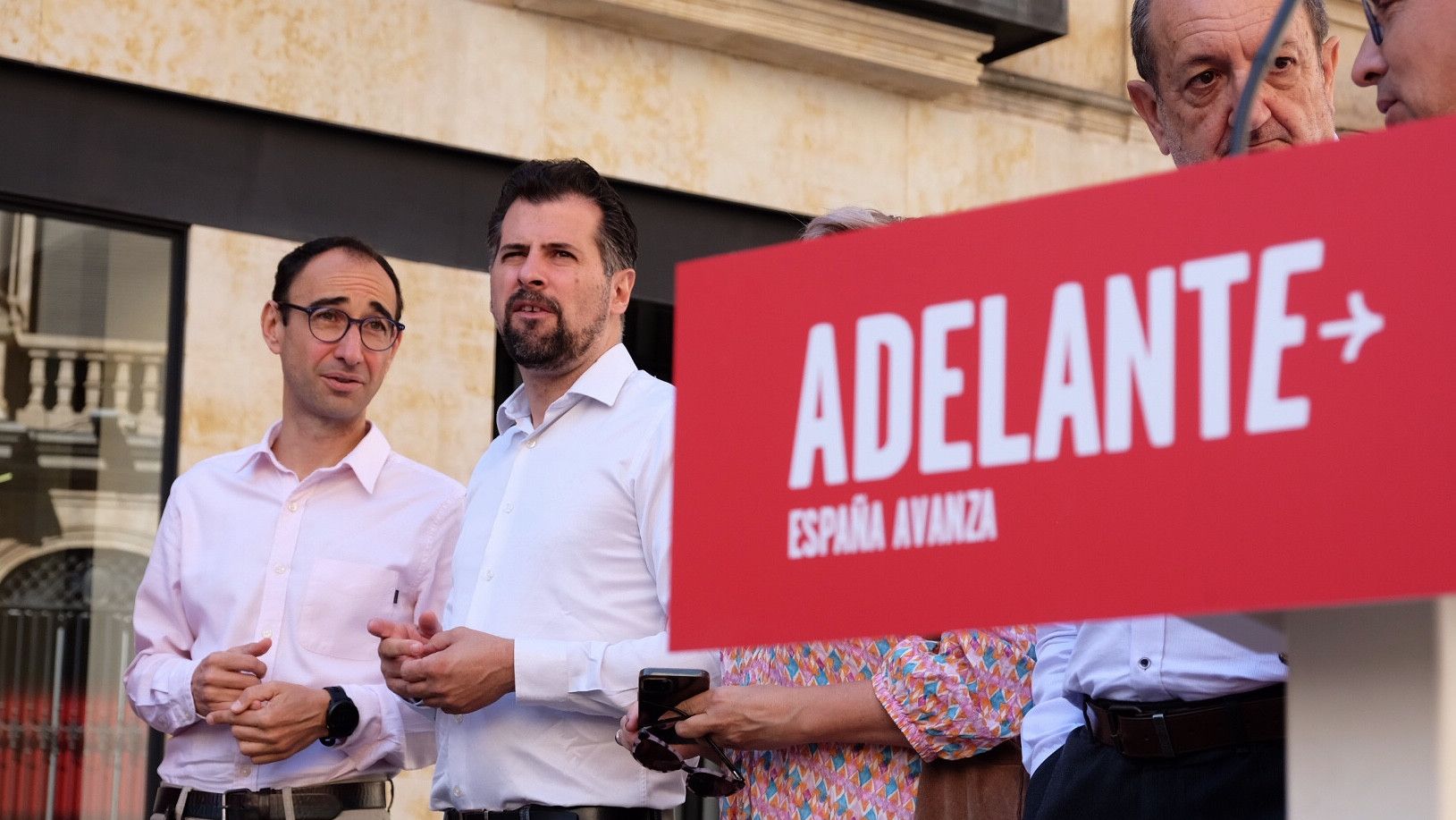 Luis Tudanda, junto a David Serrada, haciendo campaña en Salamanca