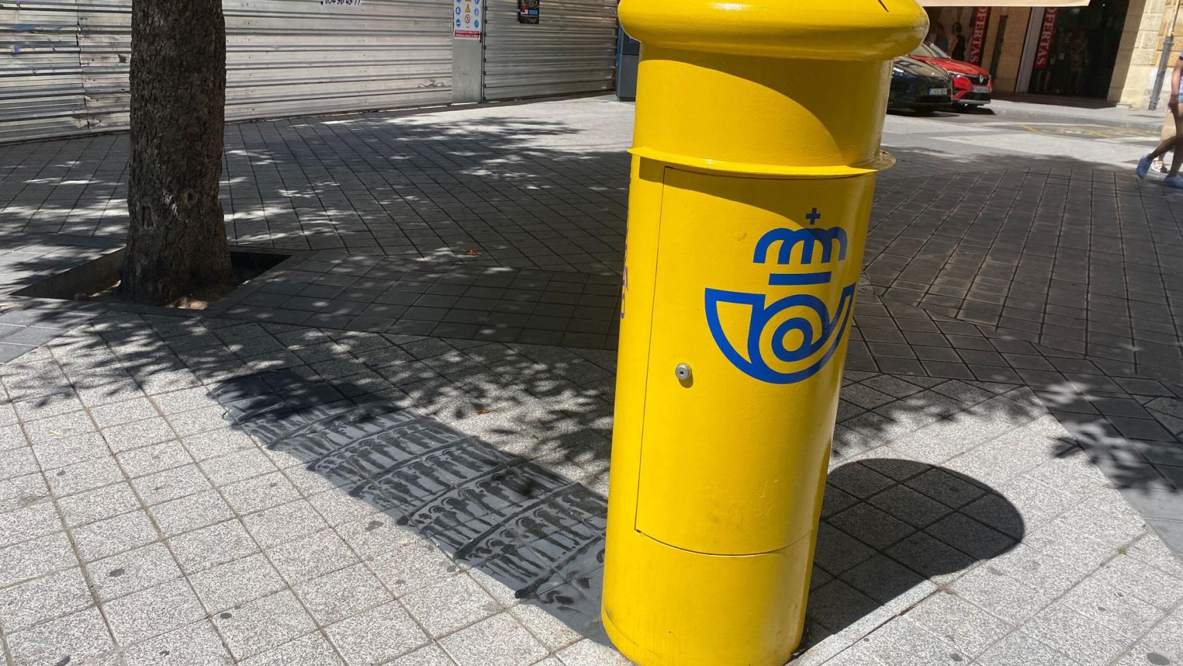 Un buzón de correos con la sombra de la torre de Pisa en Valladolid