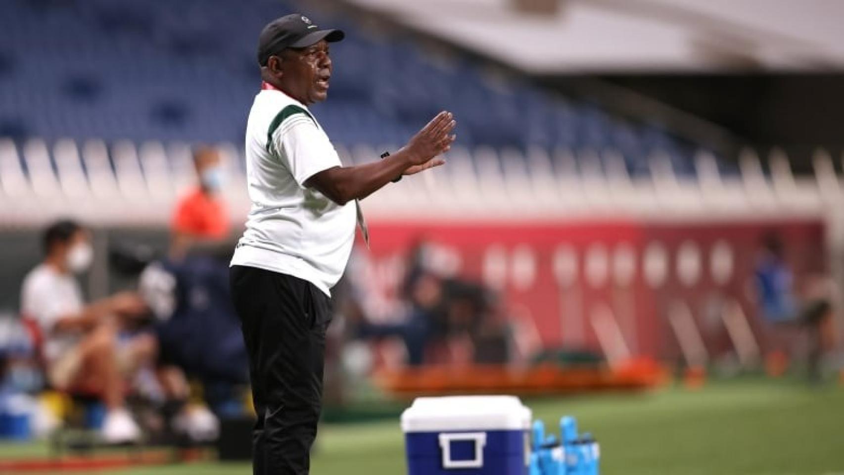Bruce Mwape, seleccionador de Zambia, durante un partido.