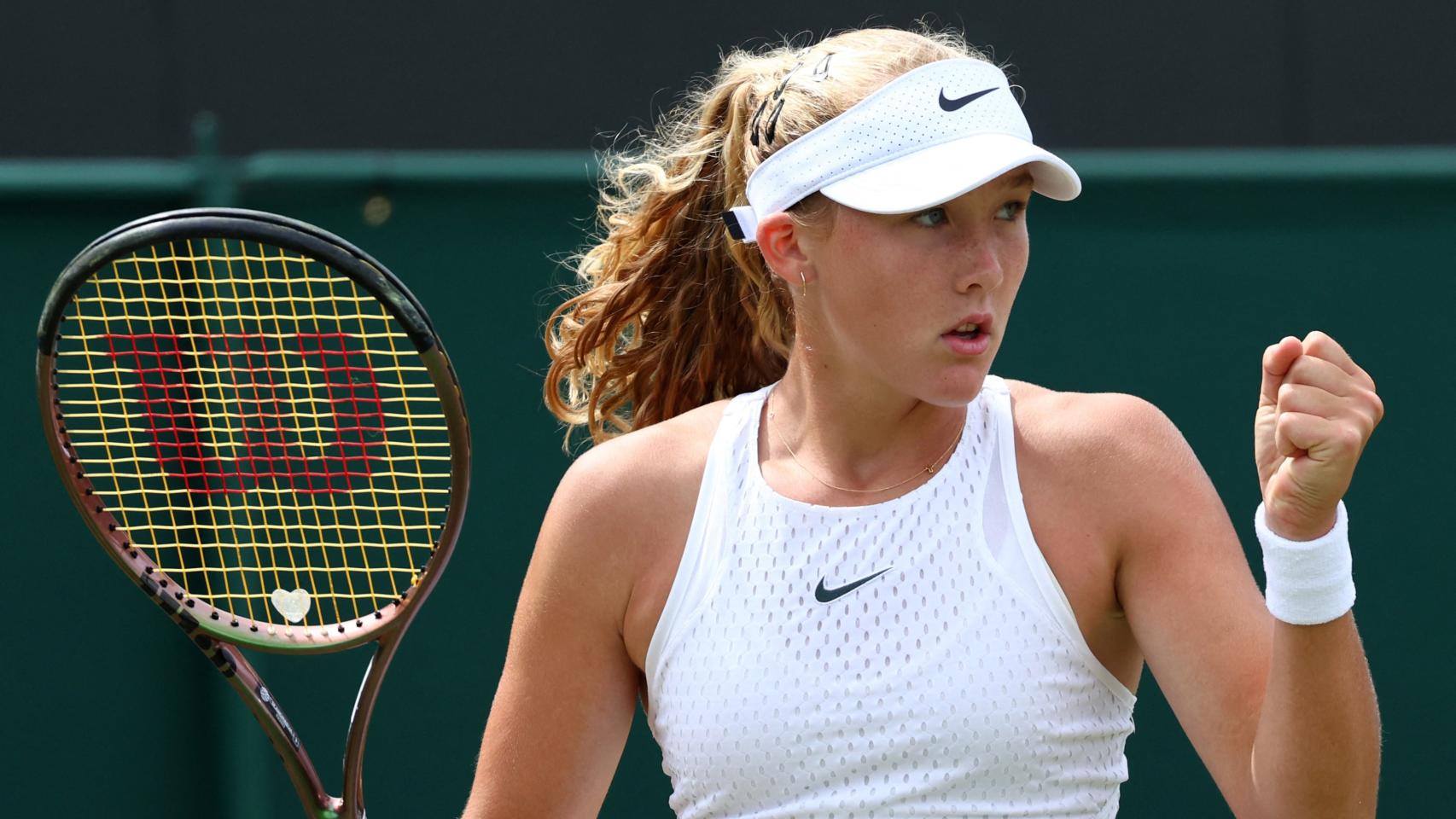 Mirra Andreeva levanta un puño tras ganar un punto a Madison Keys.