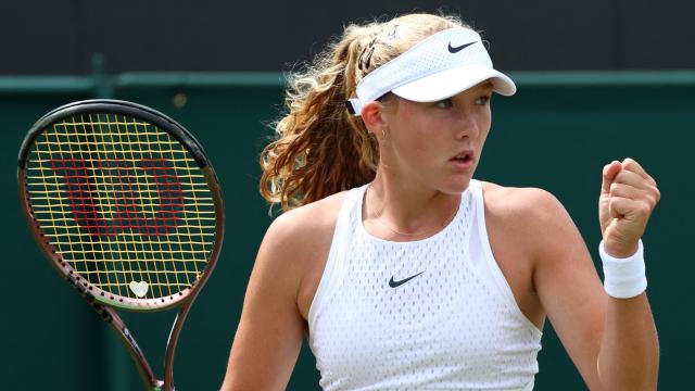 Mirra Andreeva levanta un puño tras ganar un punto a Madison Keys.