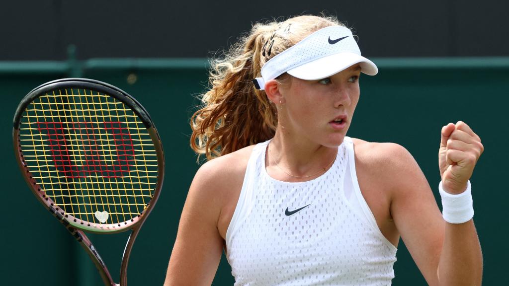 Mirra Andreeva levanta un puño tras ganar un punto a Madison Keys.