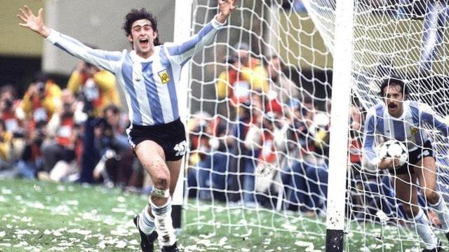 Kempes celebrando un gol en la final del Mundial 78, en el estadio Monumental de River