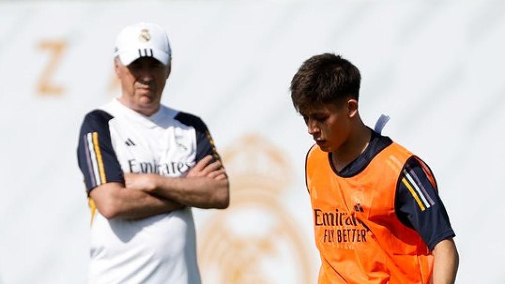 Ancelotti, observando a Arda Güler en el entrenamiento del Real Madrid