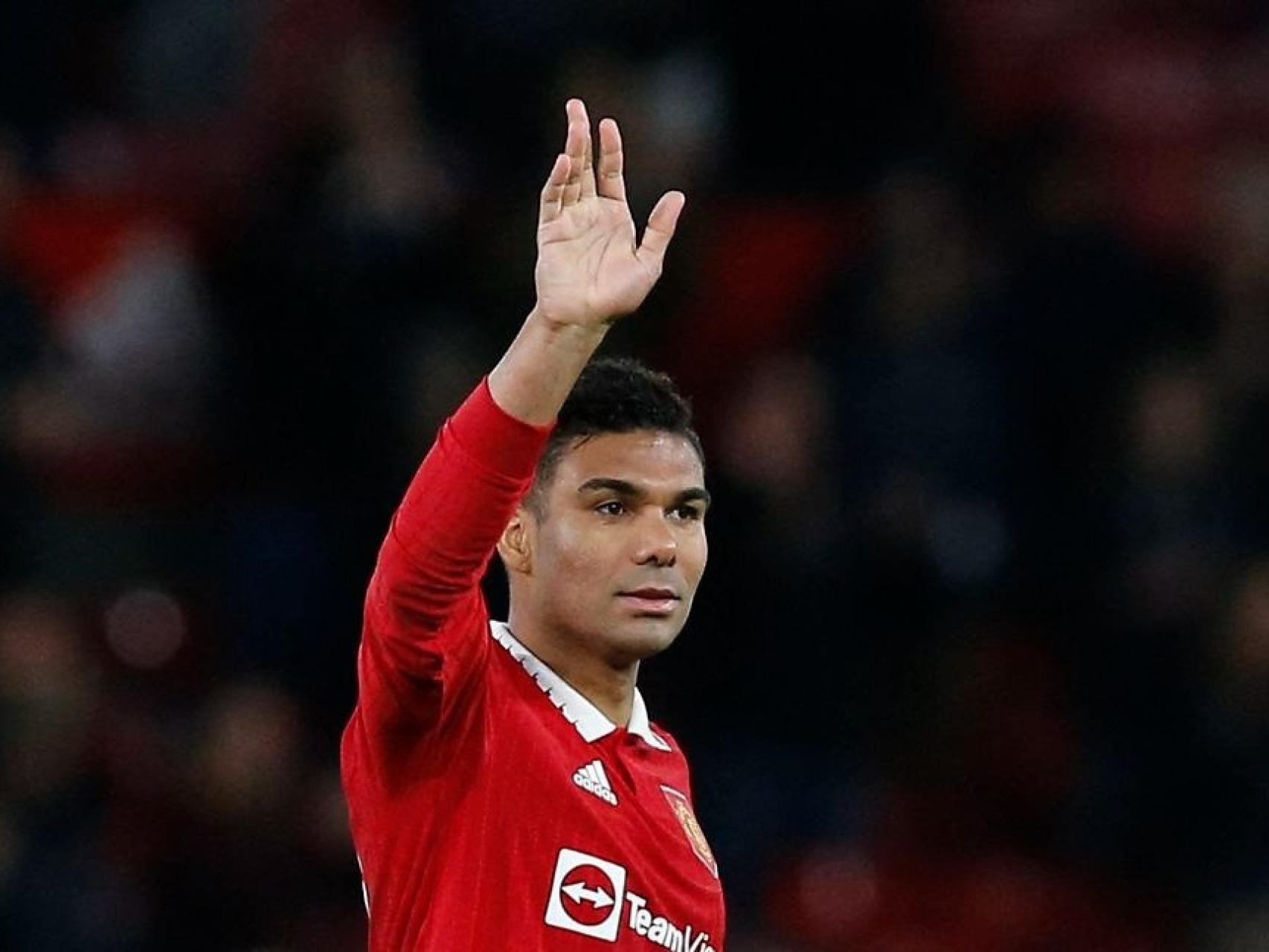Casemiro saluda al público con la camiseta del Manchester United.