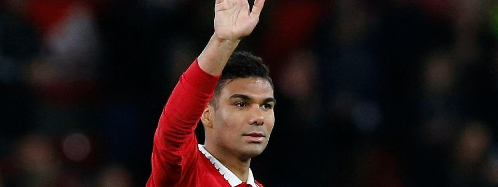 Casemiro saluda al público con la camiseta del Manchester United.