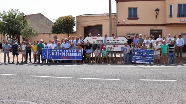 Paco Núñez en el encuentro junto a alcaldes y portavoces de los municipios afectados por los retrasos de la A32 entre Albacete y Linares