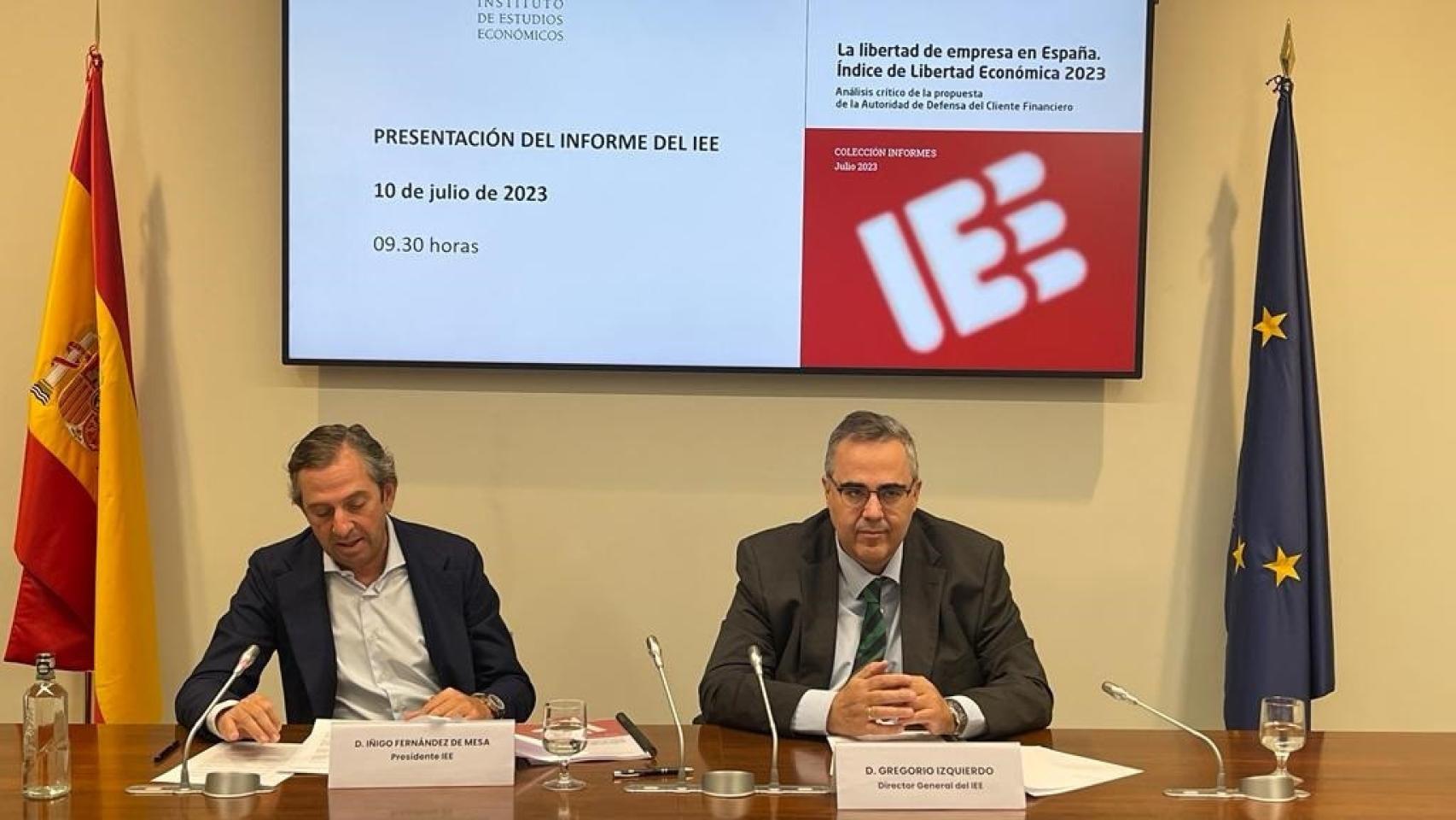 El presidente del Instituto de Estudios Económicos, Íñigo Fernández de Mesa, y el director general de la organización, Gregorio Izquierdo