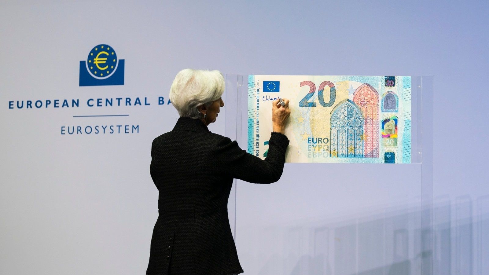 Christine Lagarde en la ceremonia de firma de billetes de euro