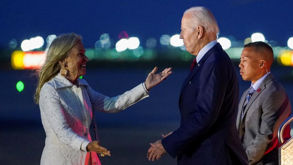 Joe Biden es recibido por Jane Hartley, embajadora de Estados Unidos en el Reino Unido.