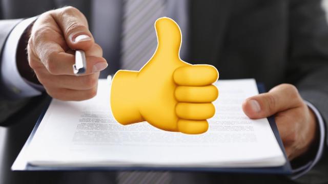 Montaje de un contrato y el emoji.