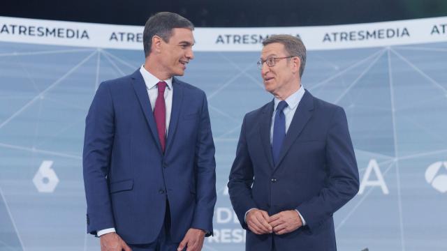 Pedro Sánchez y Alberto Núñez Feijóo se saludan antes del 'cara a cara' celebrado en Atresmedia.