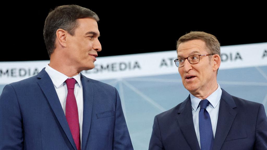 Pedro Sánchez y Alberto Núñez Feijóo antes del inicio del debate electoral
