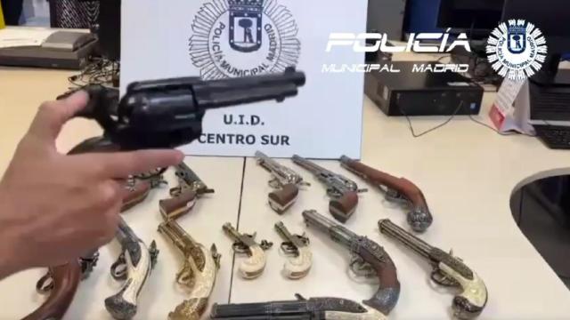 Las réplicas incautadas en una tienda de la carrera de San Jerónimo.