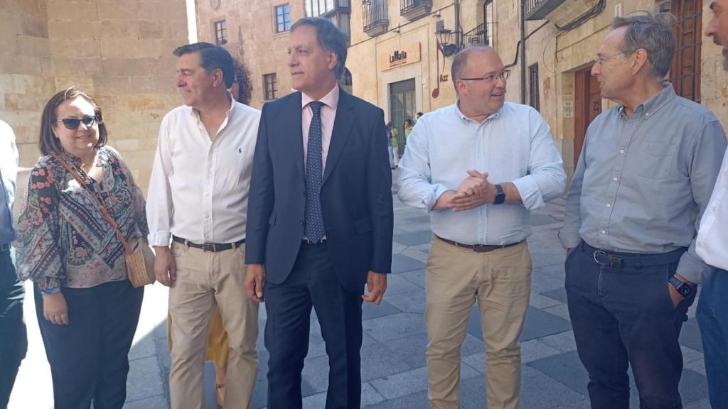 El vicesecretario general del PP, Miguel Tellado, junto a los candidatos populares de Salamanca