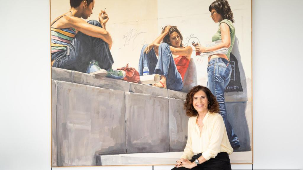 Pilar delante del cuadro de Michele del Campo, ganador del premio BMW en 2012.