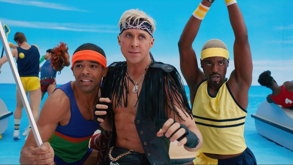 Ryan Gosling con otros Ken en 'Barbie'