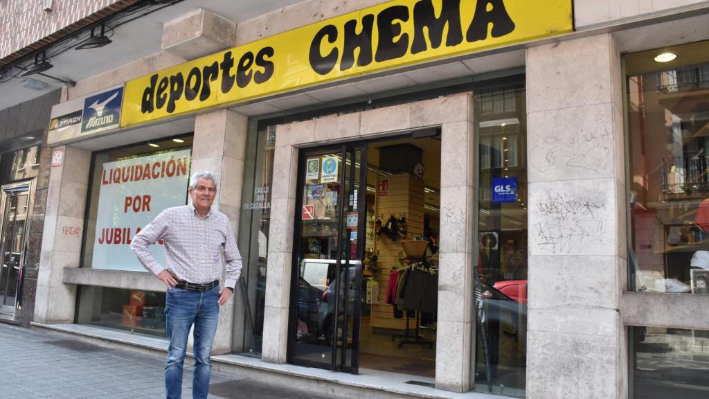 Chema delante de Deportes Chema