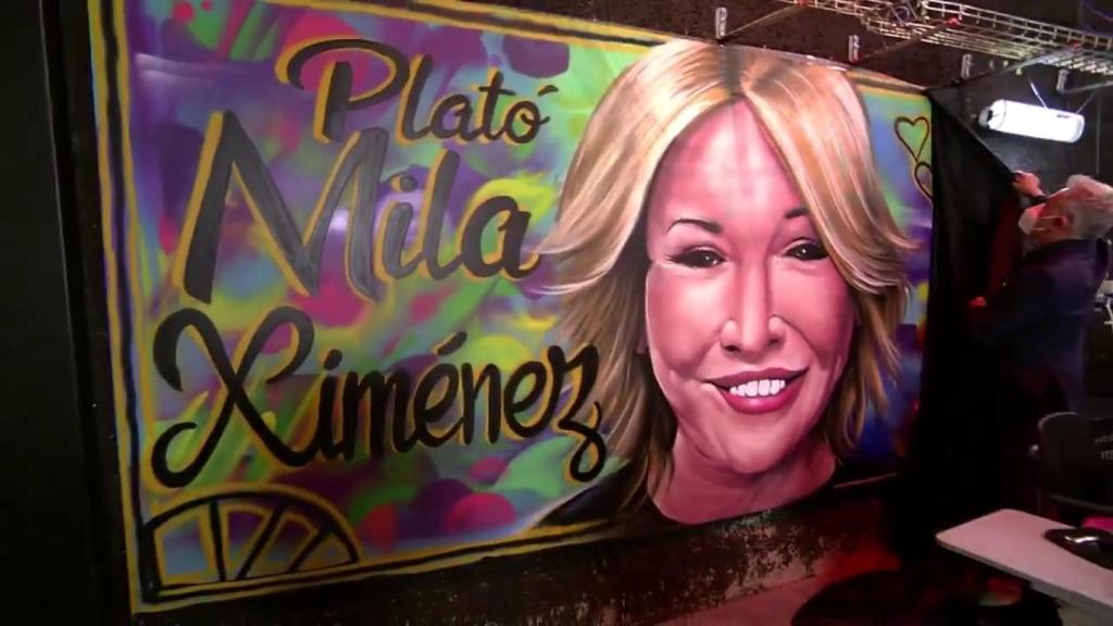 Kiko Hernández inaugurando el mural del plató Mila Ximénez.