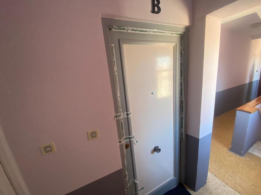 Puerta del domicilio donde han detenido a la supuesta terrorista en Tudela de Duero