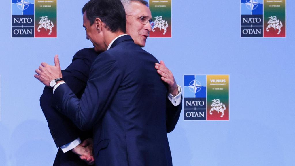 Pedro Sánchez saluda a Jens Stoltenberg a su llegada a la cumbre de Vilna