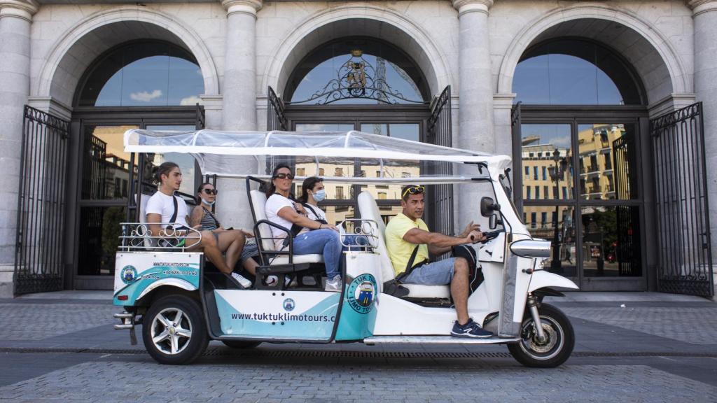 Un tuk tuk frente al Teatro Real,  a 26 de junio de 2021, en Madrid.