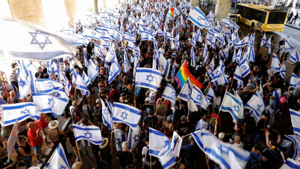 Manifestación en respuesta a la reforma judicial de Netanyahu, este martes en el aeropuerto de Tel Aviv.