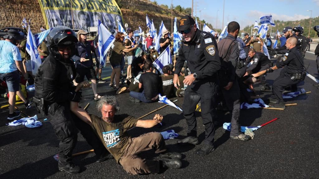 La Policía intenta evacuar a los manifestantes de la entrada por carretera a Jerusalén.