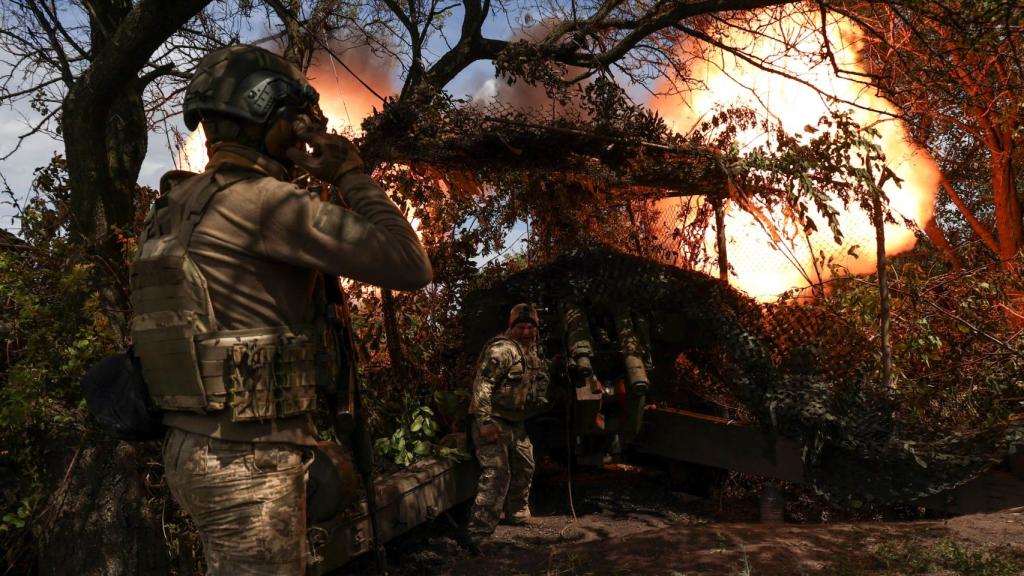 Militares ucranianos disparan un obús D-20 hacia las tropas rusas en una posición cercana a Bakhmut.
