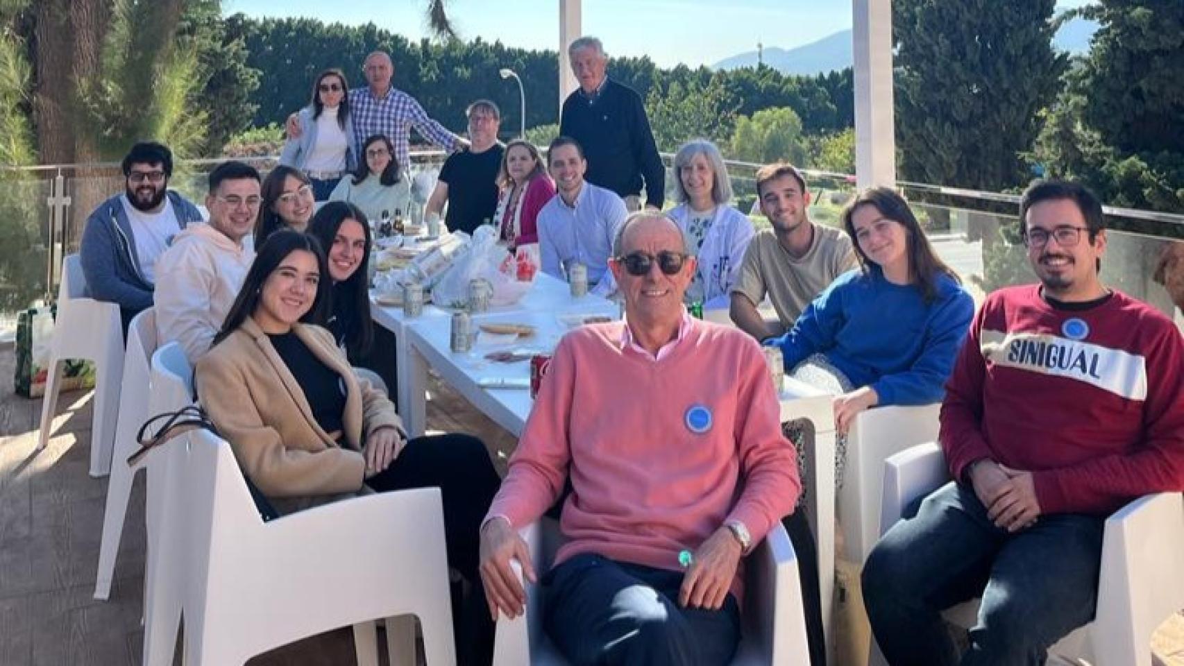 Diego Bermúdez Flores con sus alumnos y compañeros en la terraza de la facultad.