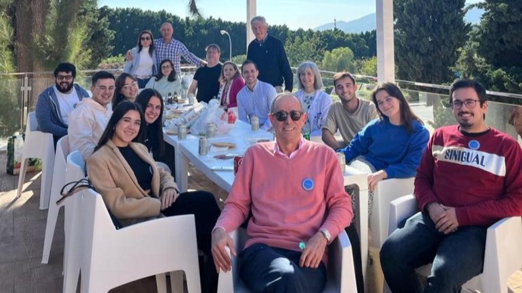 Diego Bermúdez Flores con sus alumnos y compañeros en la terraza de la facultad.