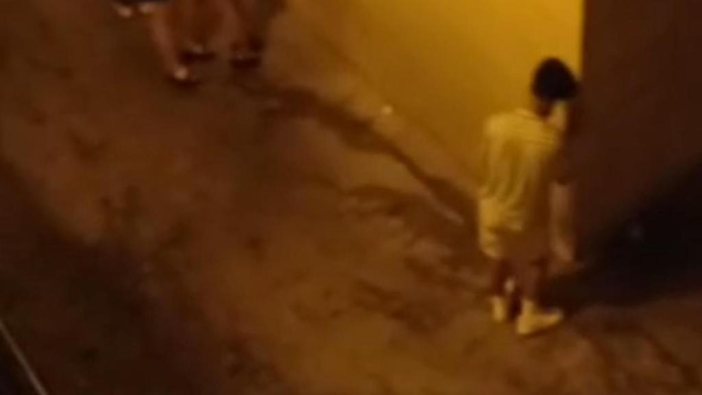 Un joven, miccionando en la calle de Javi en un vídeo cedido a este medio.