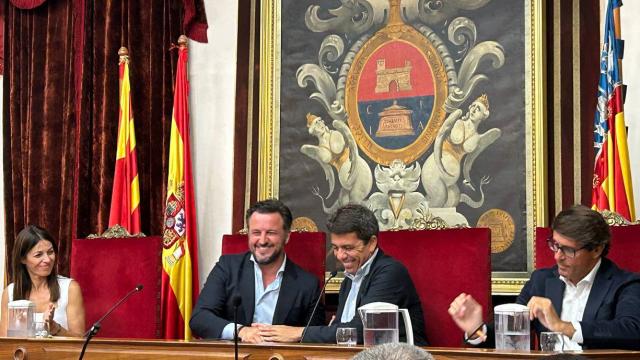 Pablo Ruz y Carlos Mazón charlan bajo la atenta de mirada de Juan de Dios Navarro e Irene Ruiz.