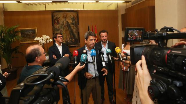 Un momento del encuentro de hoy en Elche entre Mazón y los dirigentes de Elche.