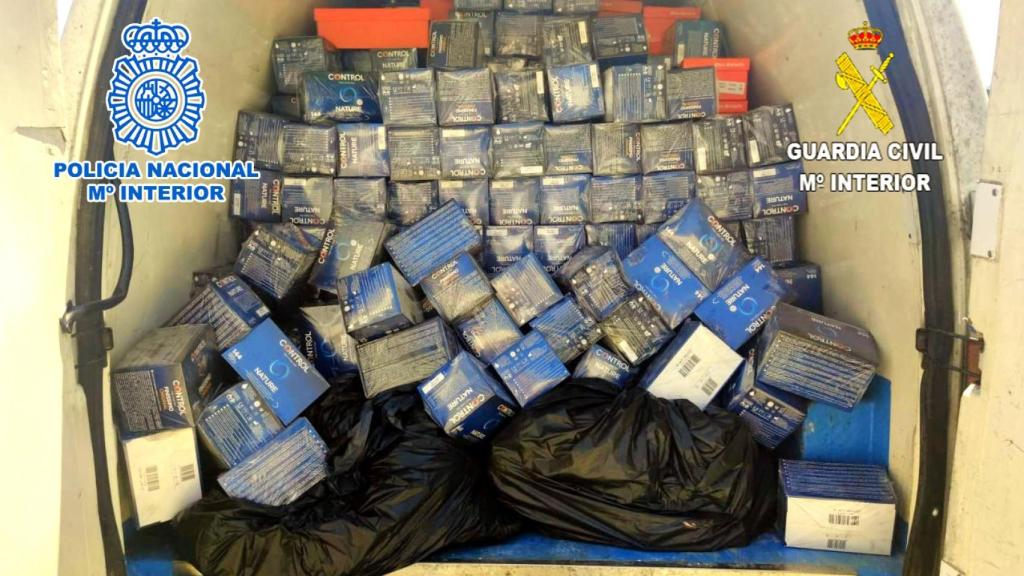 Algunos de los preservativos intervenidos en la operación.