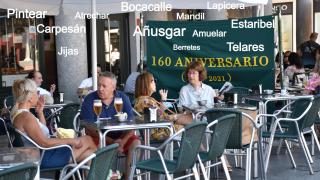 Personas manteniendo una conversación en una terraza