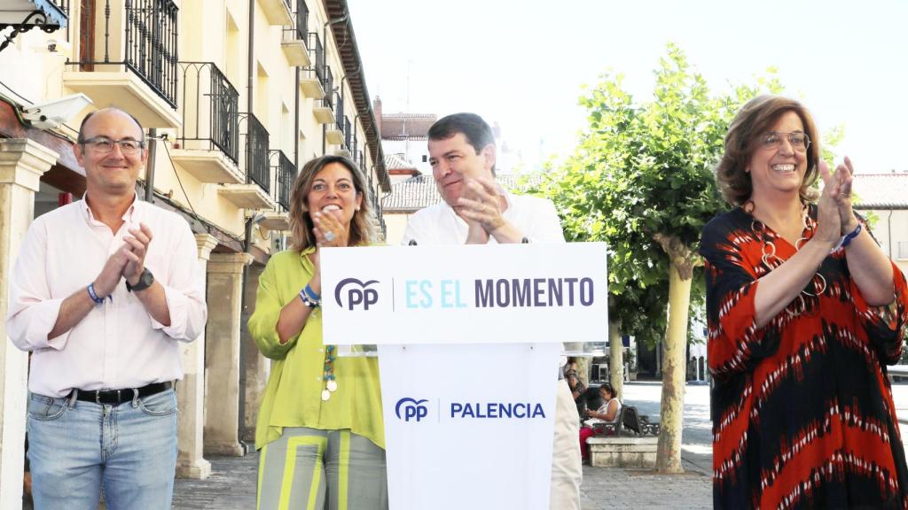 El presidente del PPCyL, Alfonso Fernández Mañueco,  con la presidenta provincial del PP, Ángeles Armisén, y la cabeza de lista al Congreso de los Diputados, Milagros Marcos