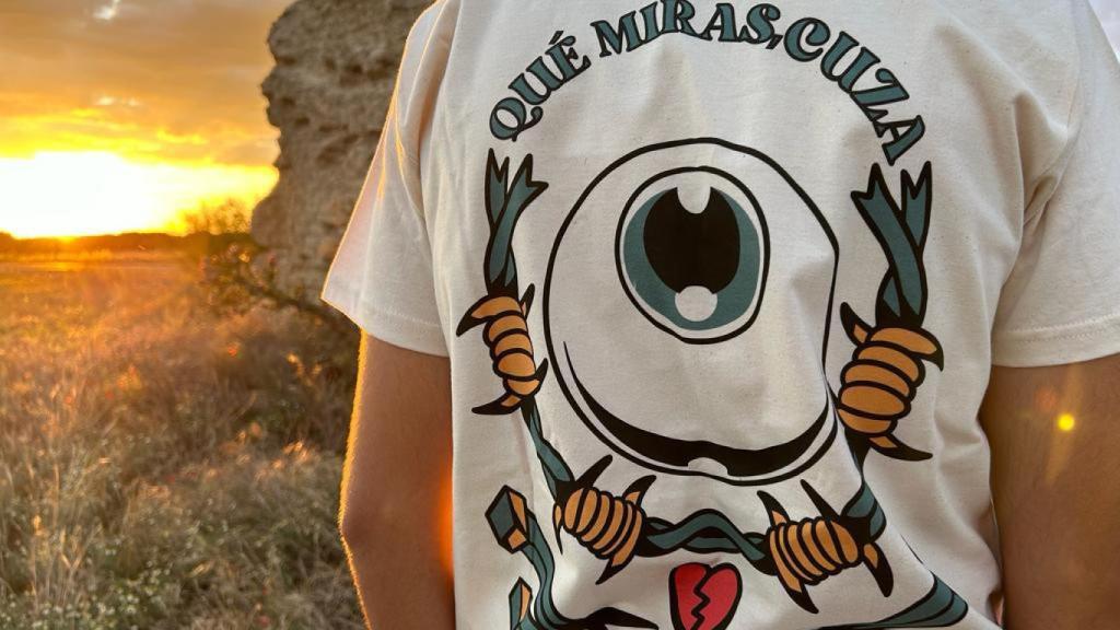La camiseta ¿Qué miras, cuza?, que se agotó a las pocas horas de su lanzamiento