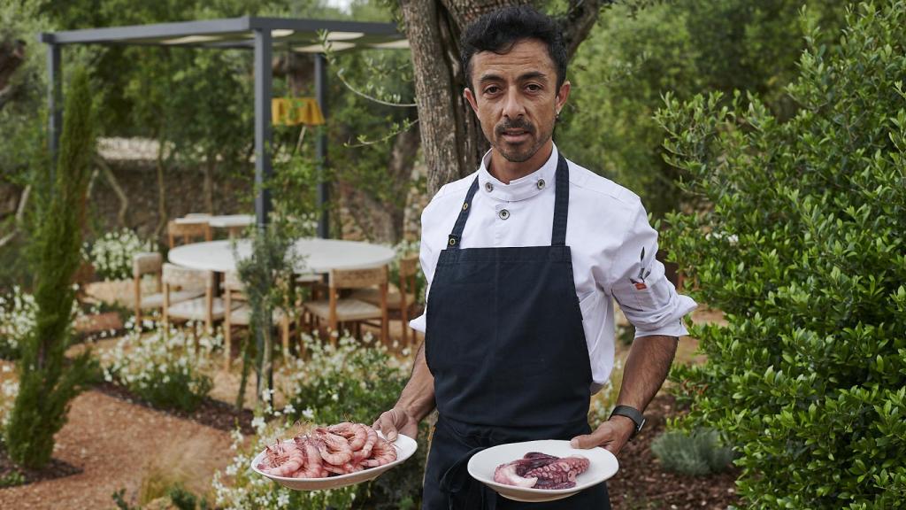El chef Alejandro sosteniendo algunos de los productos de la despensa en Amagatay.