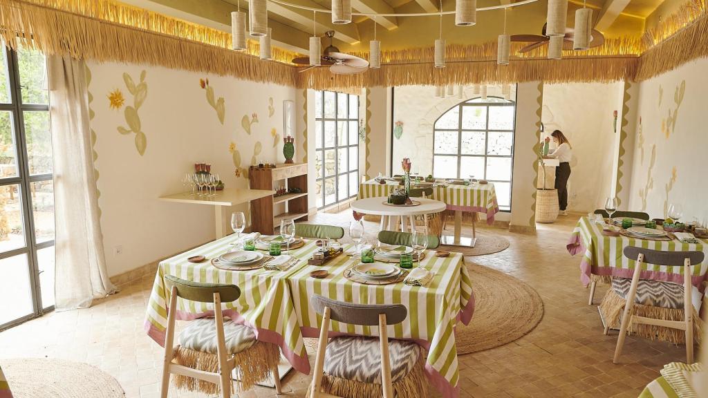 El interior del restaurante donde se sirven desayunos, comidas y cenas.