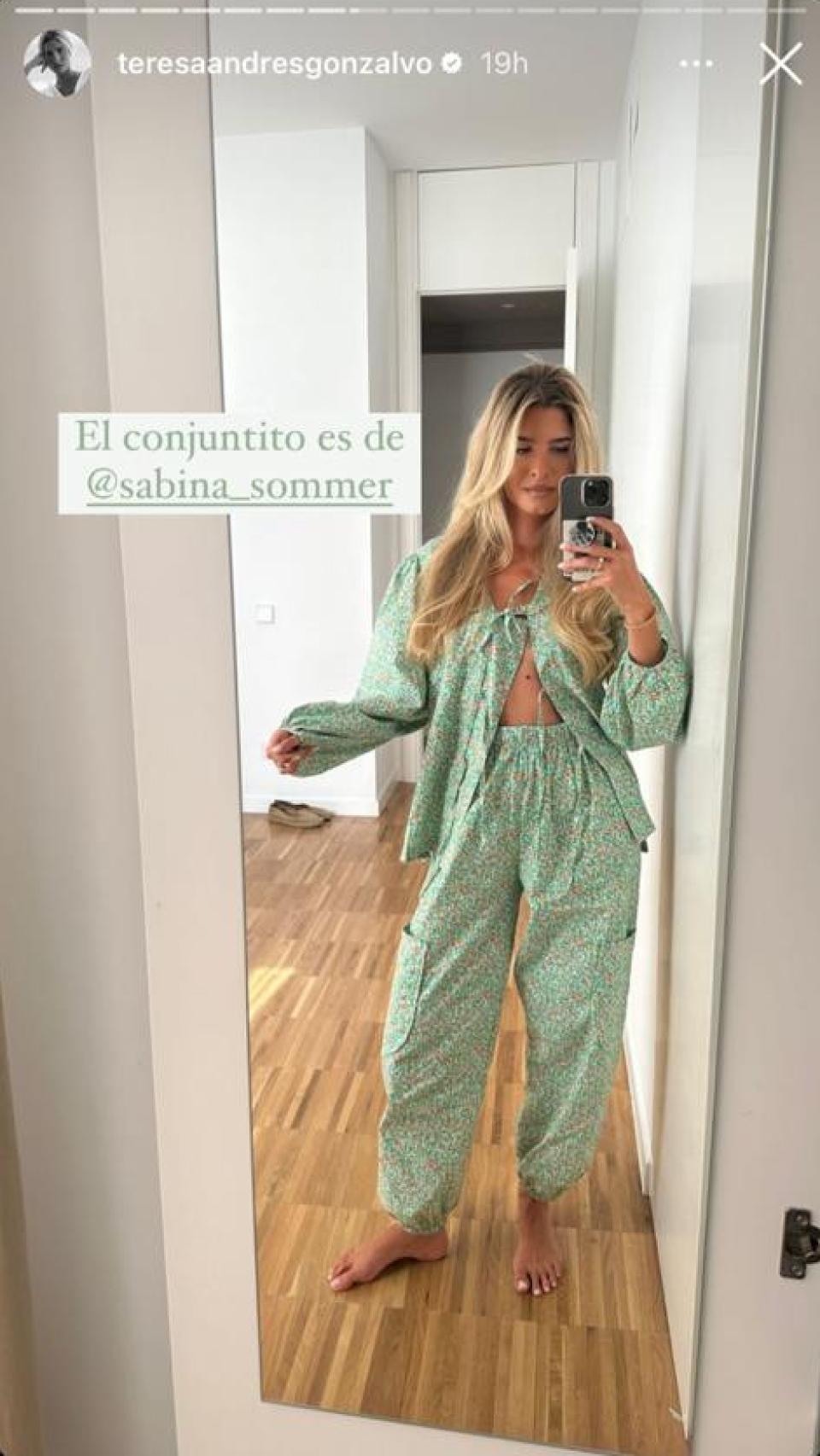 Teresa Andrés con el conjunto pijamero de Sabina Sommer.