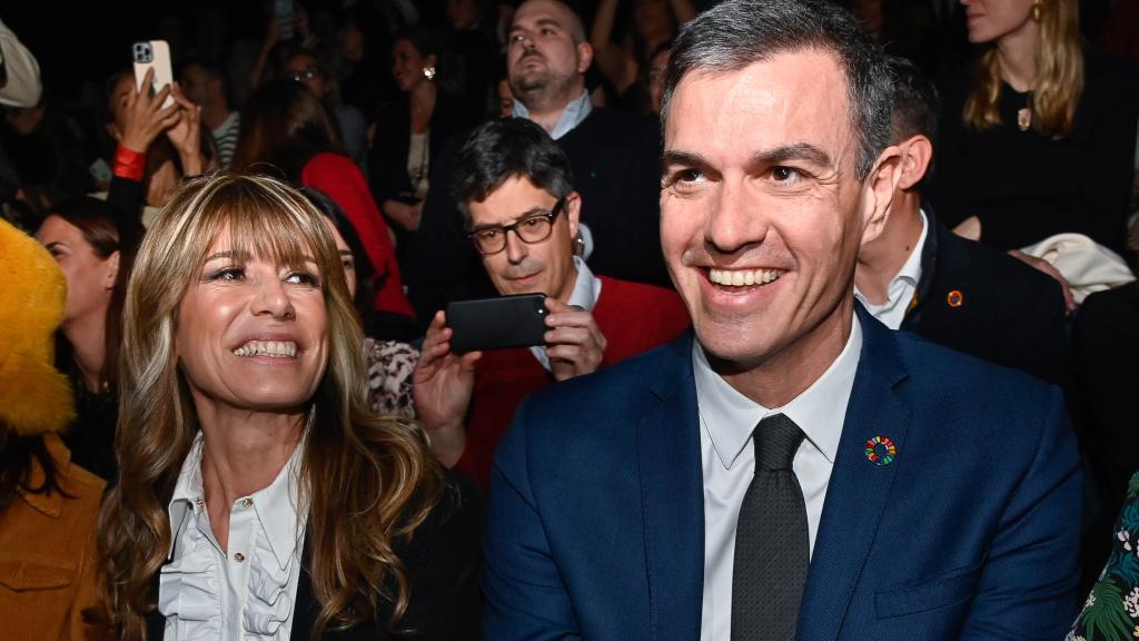 Begoña Gómez y Pedro Sánchez, en el desfile de Teresa Helbig. Febrero de 2023.