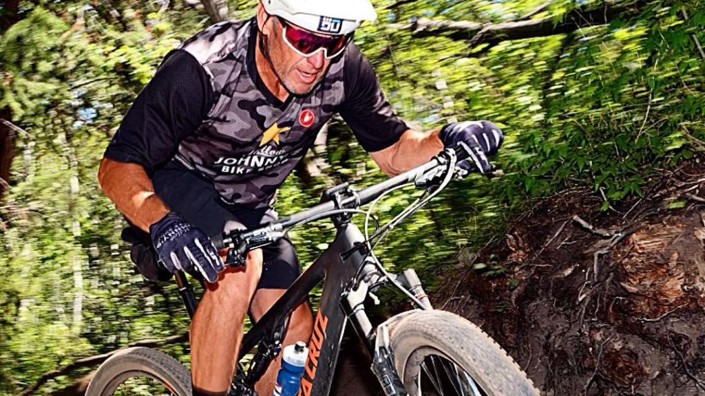Lance Armstrong durante una salida en bicicleta