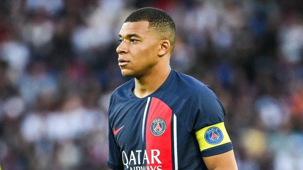 Kylian Mbappé, con el brazalete de capitán del PSG