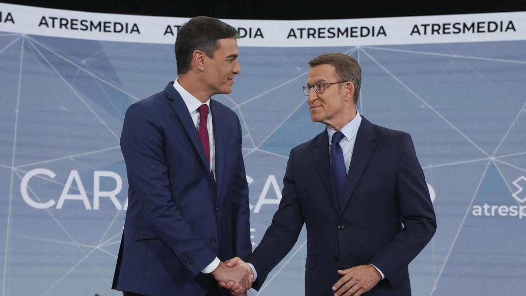 Pedro Sánchez y Alberto Núñez Feijóo, antes de empezar el debate.
